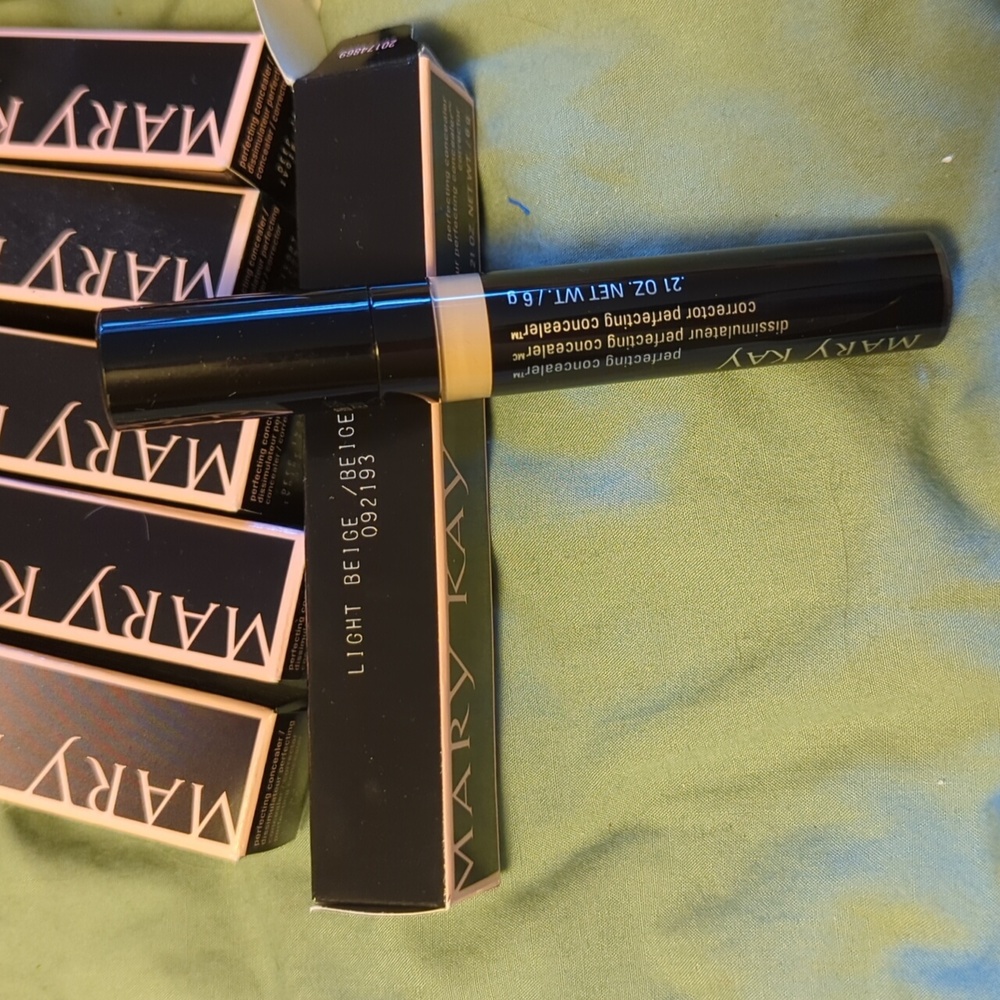 Mary Kay Perfecting Concealer in Light Beige